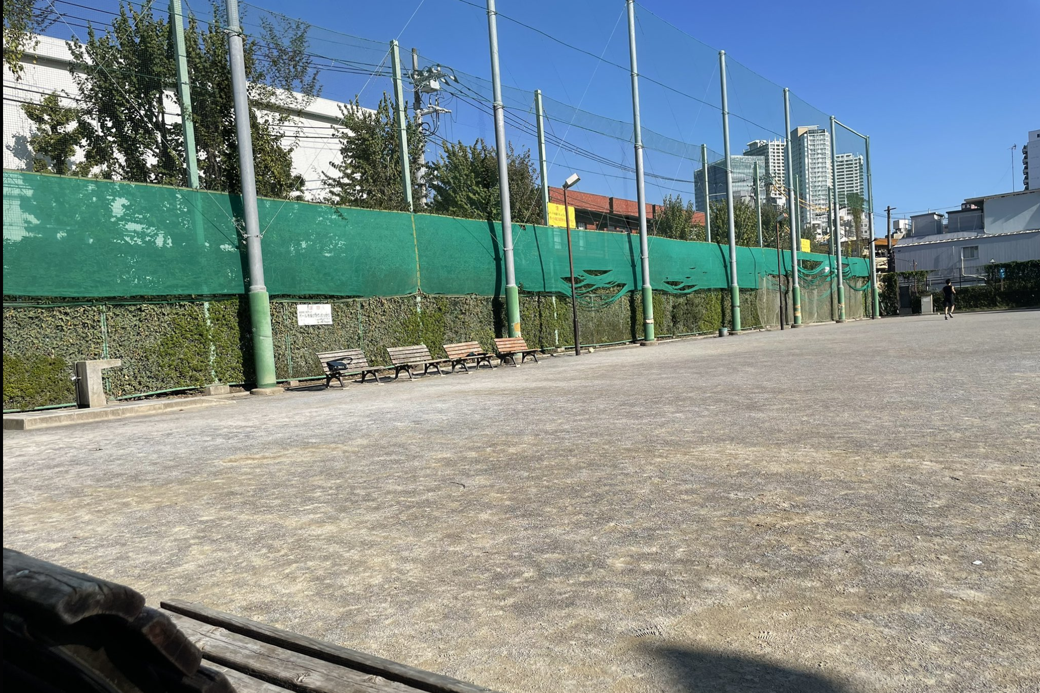 アクアが有馬かなに学校をサボろうと提案し、キャッチボールをしていた野球場のモデル・田道広場公園
